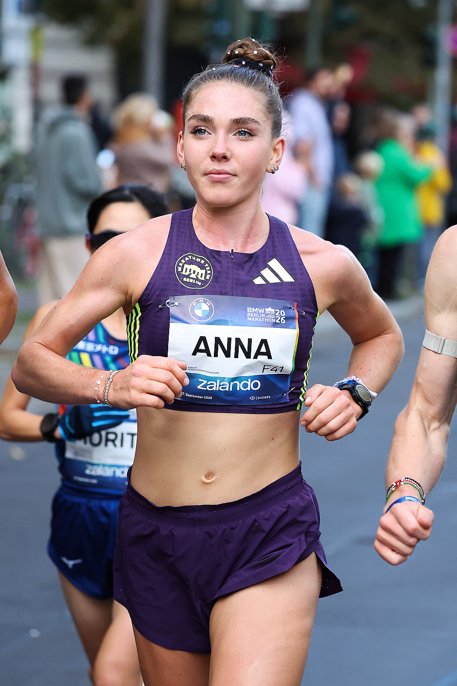 Anna läuft entschlossen beim BMW BERLIN-MARATHON 2026.
